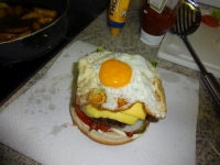klicken Sie hier um das
Bild grösser anzuzeigen burger-spiegelei-bacon011.jpg